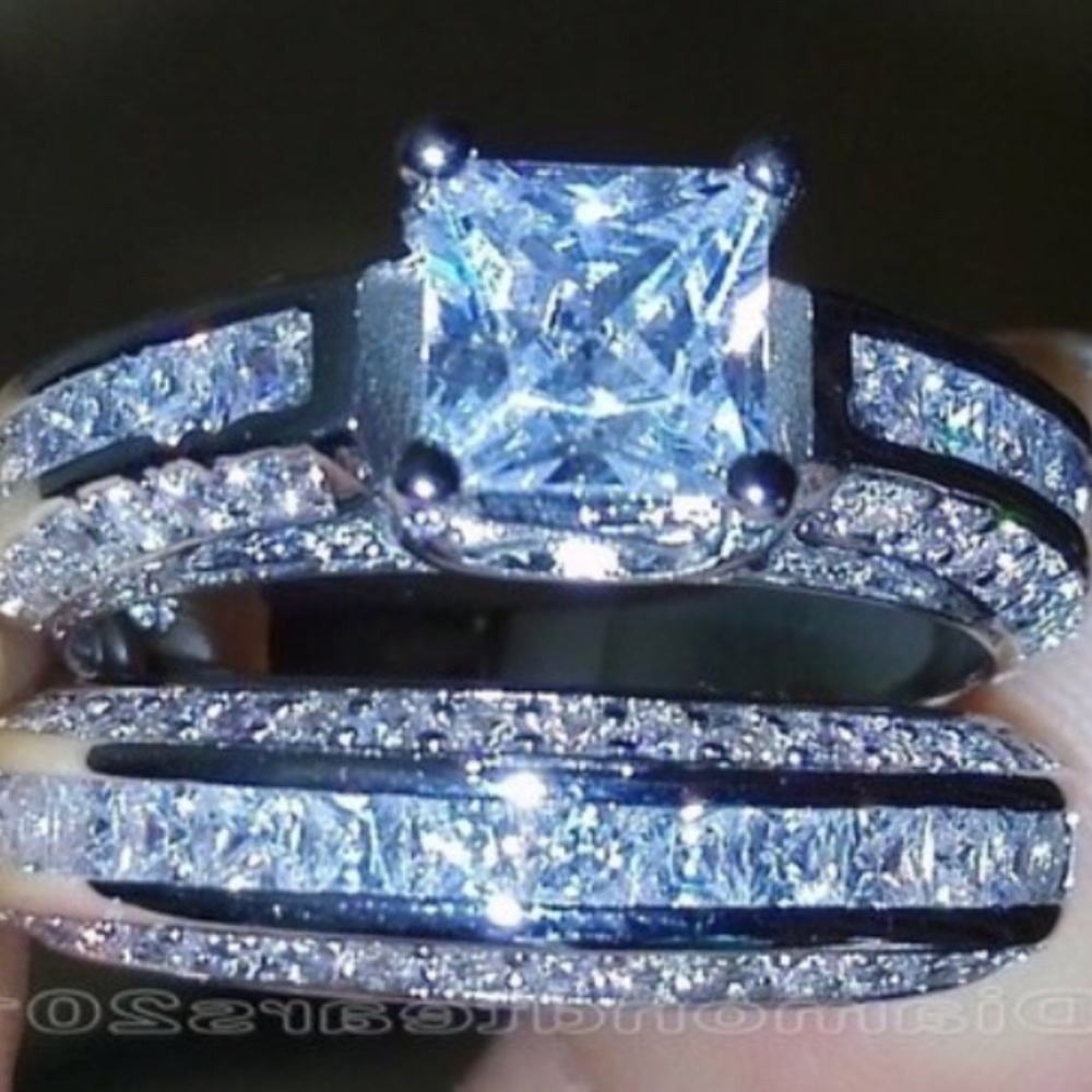 Beautiful engagement/wedding ring